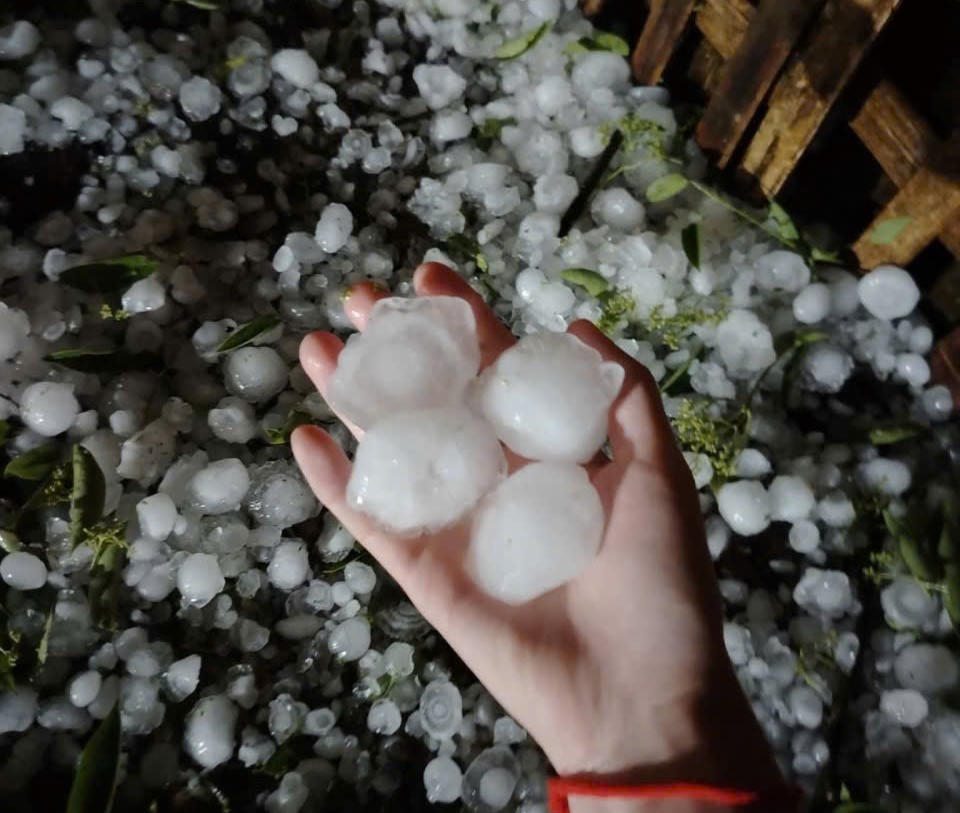 Nhiều viên đá có đường kính 5-7cm