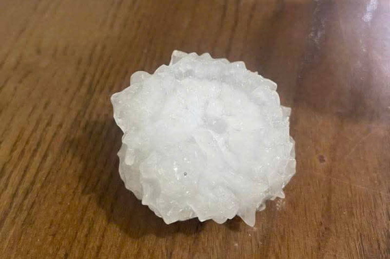 Mưa đá xuất hiện trên Bắc Hà, có hạt to như nắm tay. Ảnh: NDCC