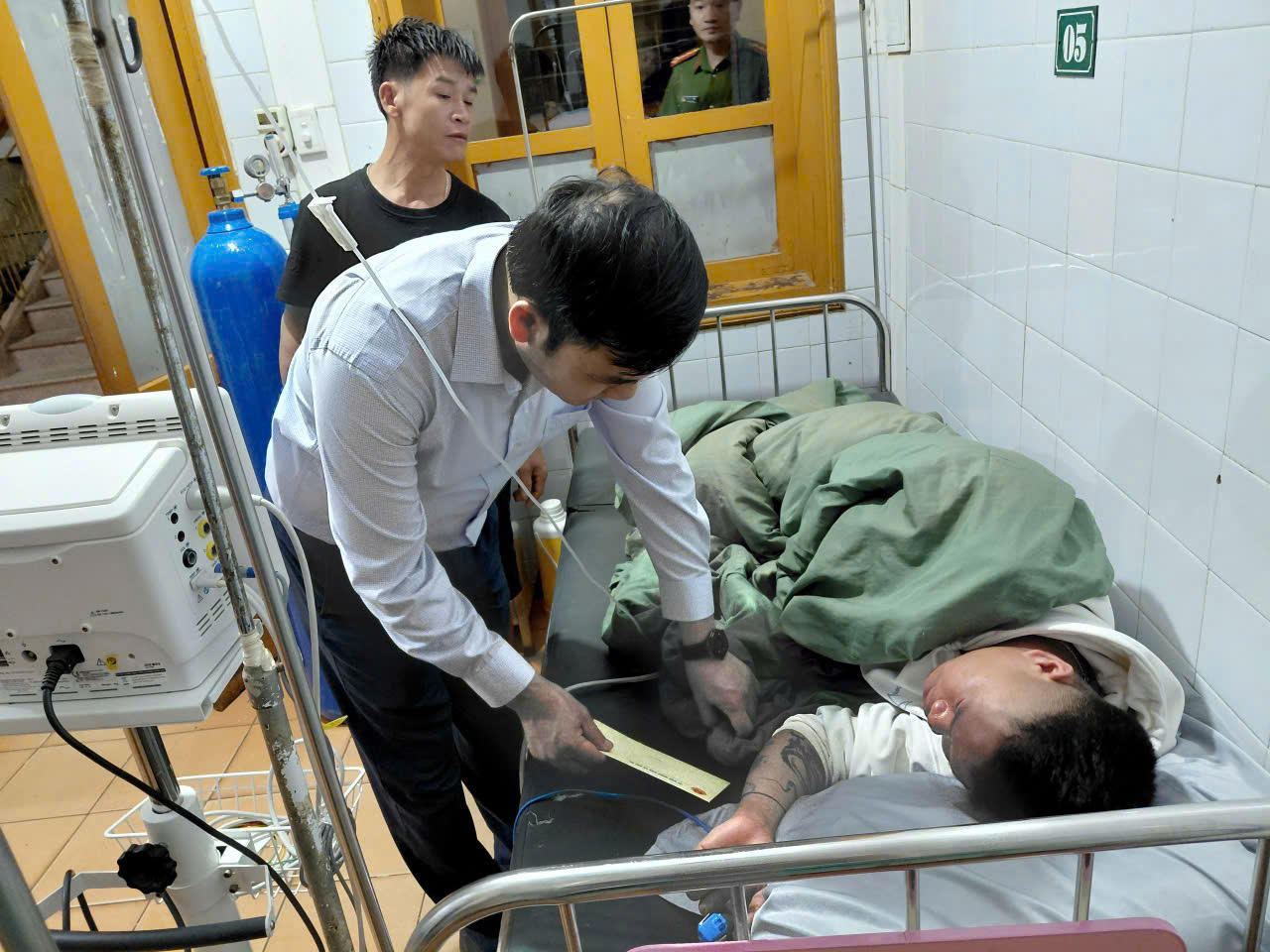 Lãnh đạo xã Bắc Hà trực tiếp xuống cơ sở kiểm tra, nắm tình hình thiệt hại tại các khu vực bị ảnh hưởng, đồng thời thăm hỏi, động viên các nạn nhân