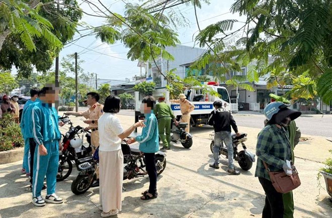 Kiểm tra đột xuất bãi xe trường học, phát hiện xe điện độ chế ở Lâm Đồng