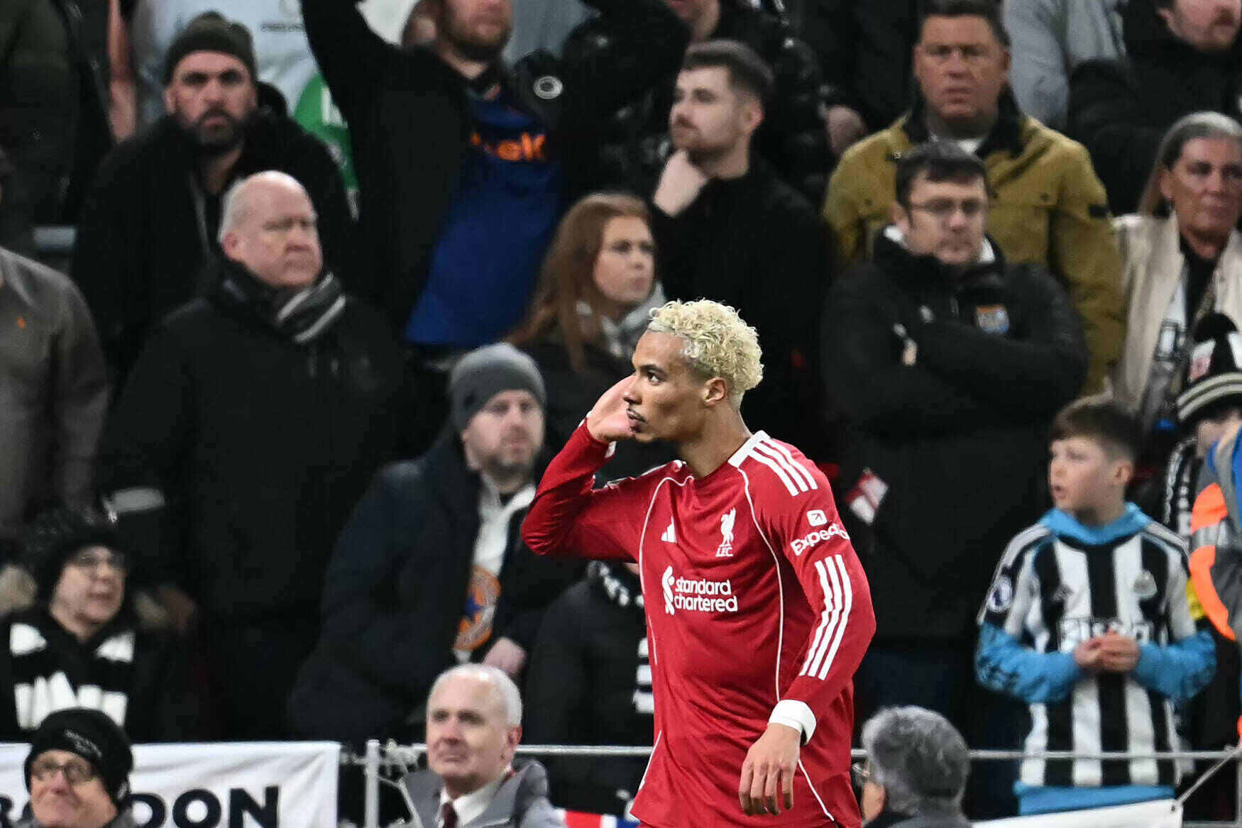 Chấn thương của Ekitike được dự báo là rất nặng.  Ảnh: AFP