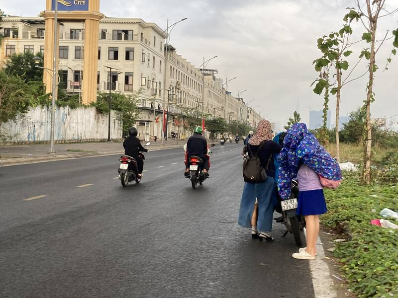 Một số khu vực TPHCM có mưa từ sáng sớm. Ảnh: Huyền Trân