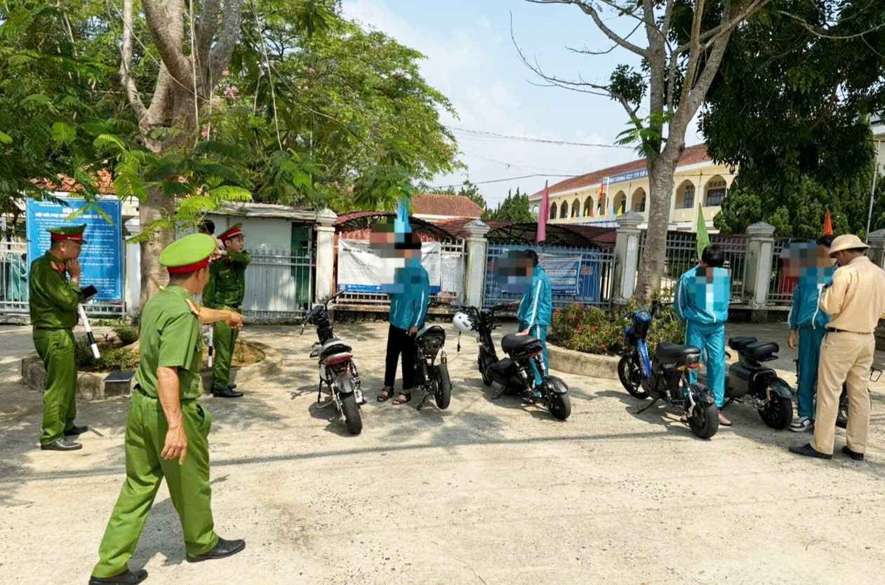 Qua kiểm tra, lực lượng chức năng phát hiện 6 trường hợp học sinh sử dụng xe đạp điện “độ chế“. Ảnh: Phúc Khánh