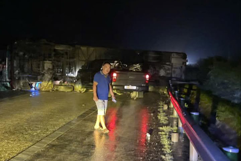 Hiện trường vụ lật xe trên cao tốc Nội Bài - Lào Cai. Ảnh: NDCC