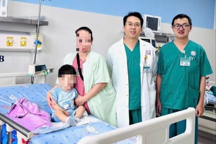 Cứu sống bé 2 tuổi ngộ độc nặng do nuốt hóa chất thí nghiệm