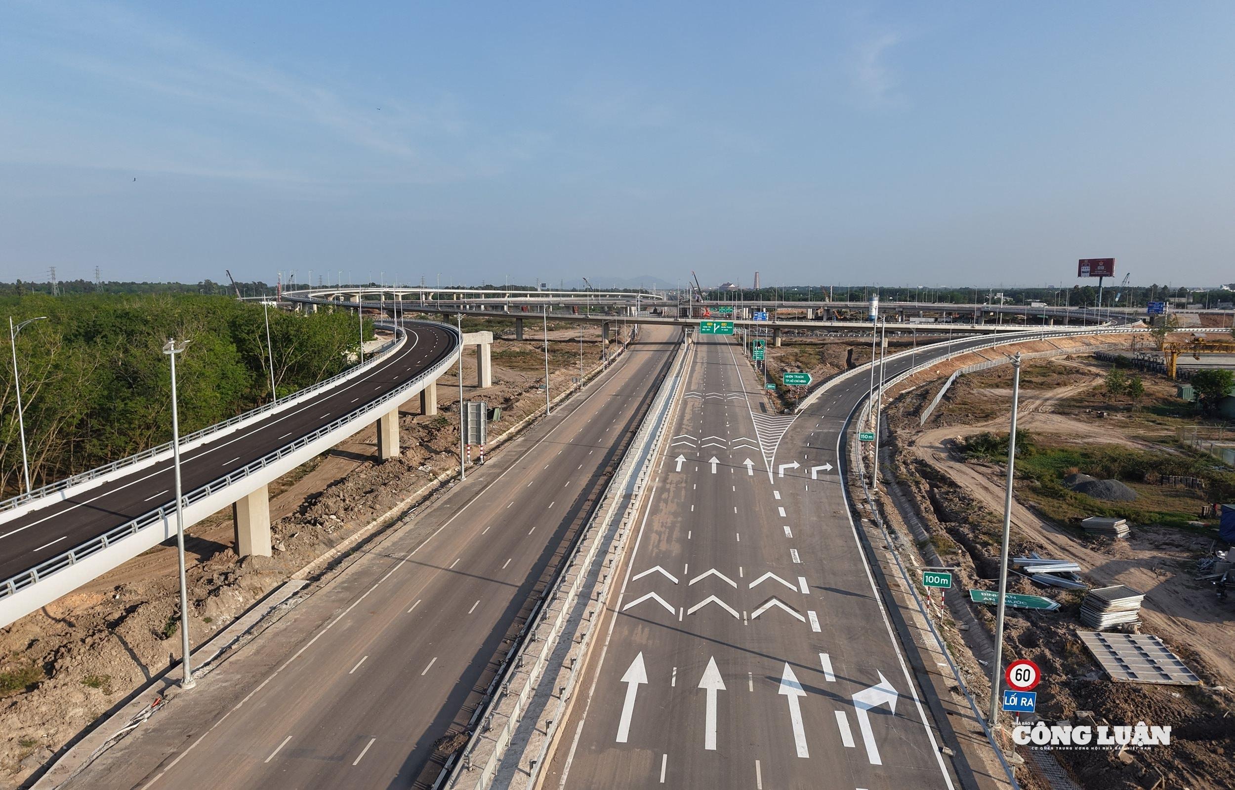 Cao tốc Biên Hòa - Vũng Tàu giai đoạn 1 có chiều dài gần 54km với đoạn qua tỉnh Đồng Nai dài hơn 34km và khoảng 19,5km qua địa bàn TP.Hồ Chí Minh. Dự án trọng điểm quốc gia này có tổng vốn đầu tư khoảng 17.800 tỷ đồng.