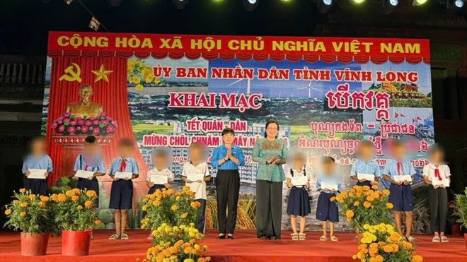 Ấm lòng quà Tết quân dân cho con công nhân