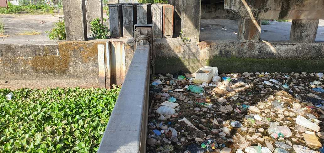 Hệ thống cống, đập điều tiết nước cho sản xuất tại Cà Mau. Ảnh: Nhật Hồ.