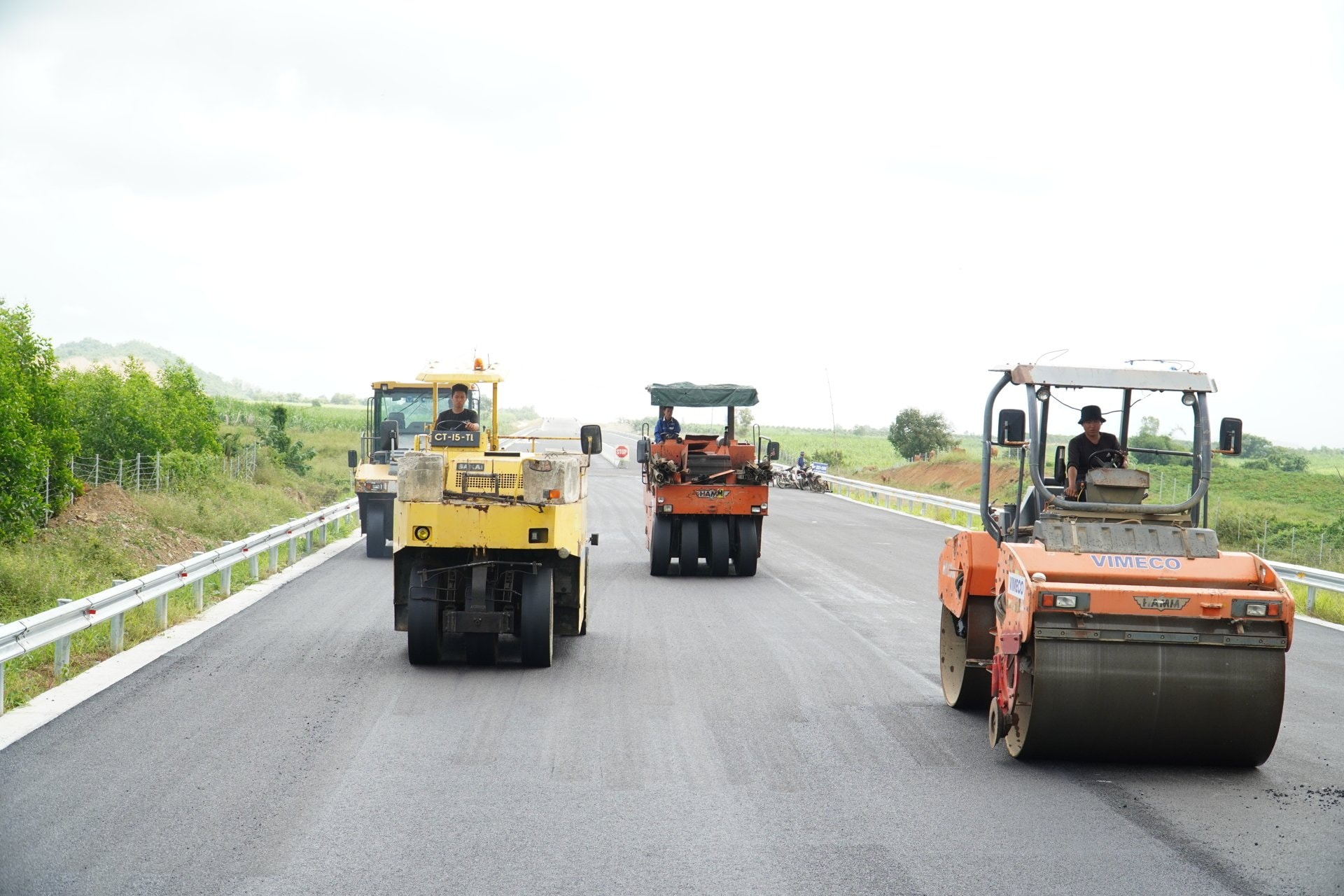 Thi công cao tốc Vân Phong - Nha Trang. Ảnh: Công Tâm