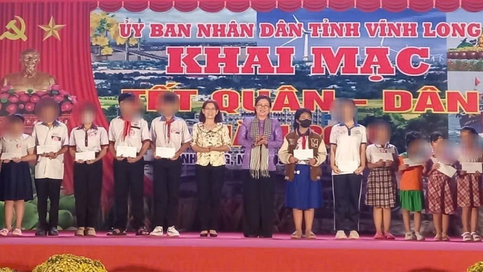 Lan tỏa yêu thương qua những phần quà đến con em công nhân. Ảnh: Hoàng Lộc