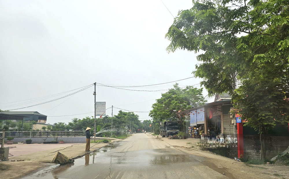 Các trạm trộn bê tông trên địa bàn xã Bình Phú tưới nước, không ảnh hưởng bụi đến đến đời sống dân cư.