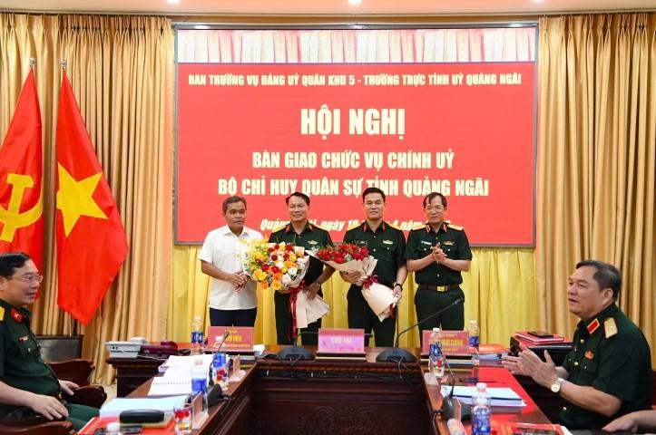 Hội nghị bàn giao chức vụ Chính ủy Bộ CHQS tỉnh Quảng Ngãi. Ảnh: Văn Viễn/Quân khu 5