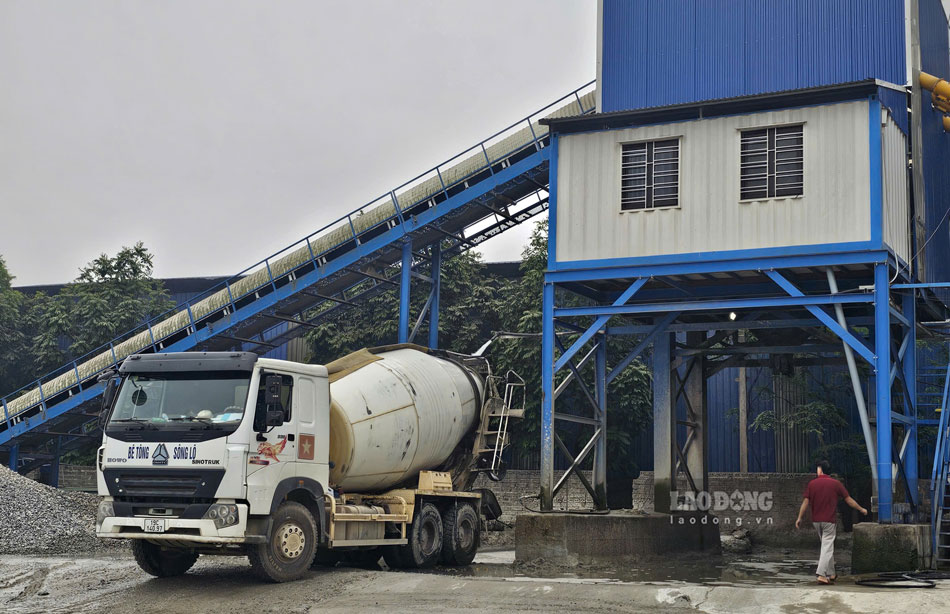 Xe bồn chở bê tông rửa bụi trước khi ra đường. Ảnh: Duy Dũng