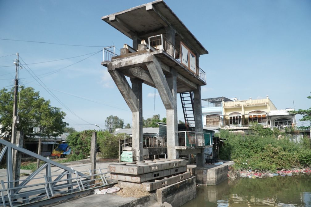 Hệ thống cống, đập Cà Mau phát huy hiệu quả trong kiểm soát nước phục vụ sản xuất cho người dân. Ảnh: Nhật Hồ.