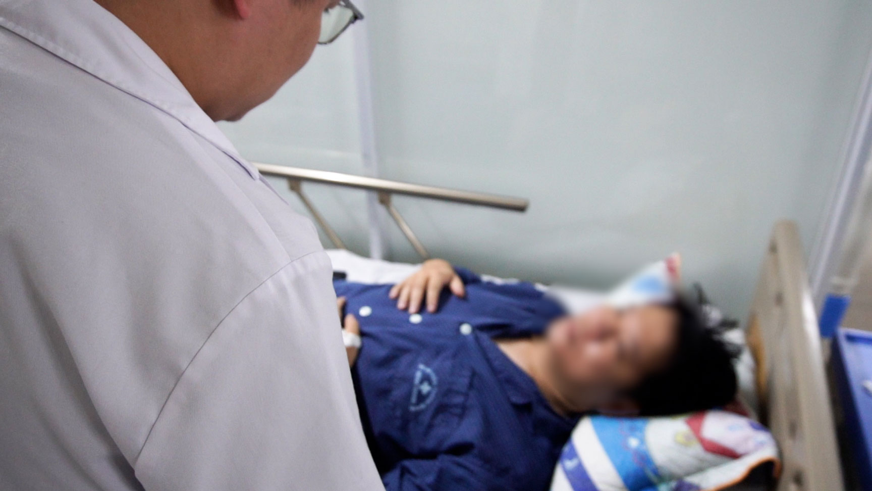 Nam bệnh nhân 33 tuổi nhập viện do tái phát gout cấp lần 2. Ảnh: Cao Thơm