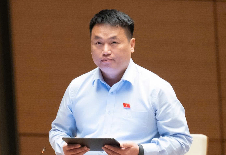 Đại biểu Đặng Ngọc Huy đề nghị thay đổi đánh giá học sinh theo hướng coi trọng năng lực và tiến bộ thực chất, thay vì dựa vào điểm số, các chỉ tiêu thành tích. Ảnh: Media Quốc hội