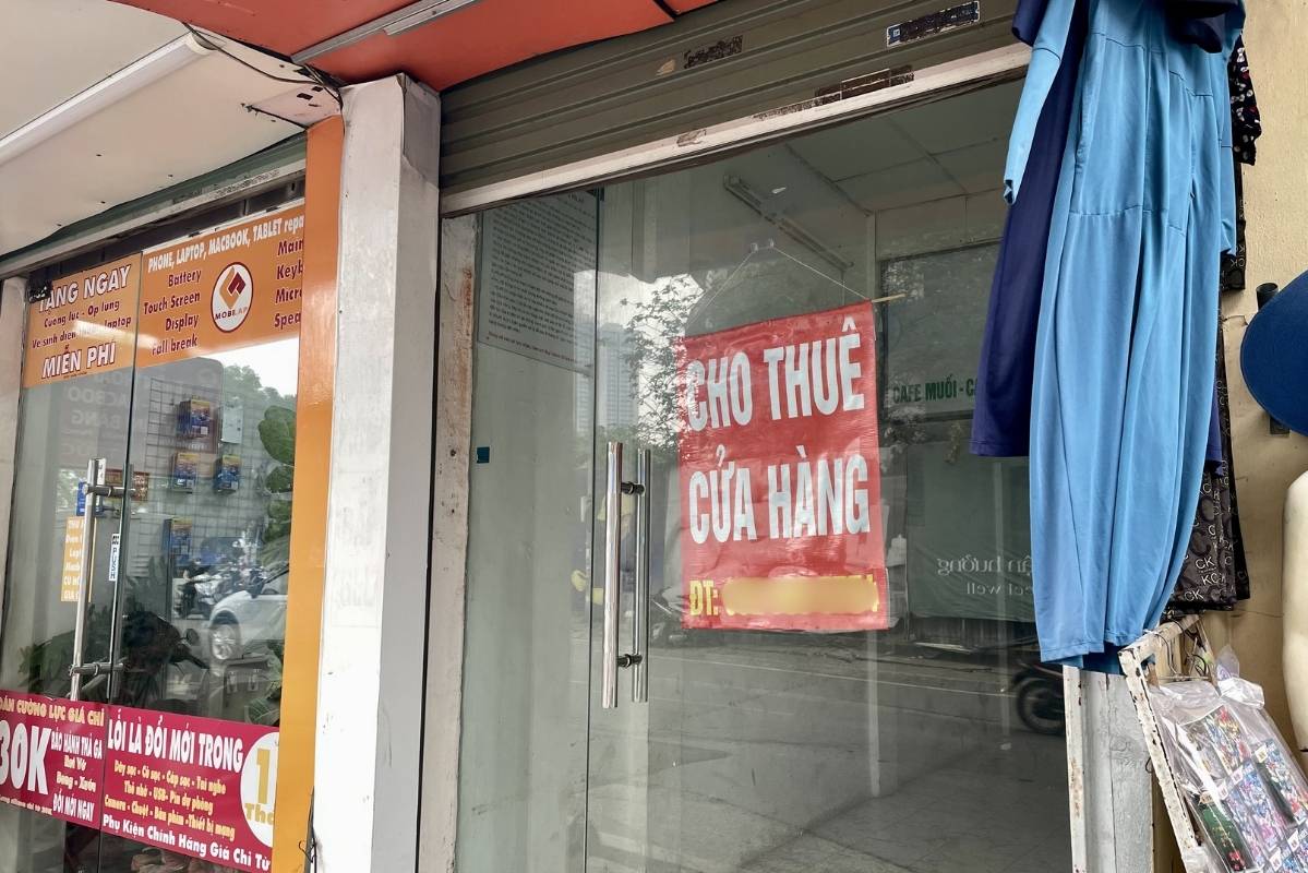 Mặt bằng hạn chế phù hợp với mô hình kinh doanh nhỏ nhưng vẫn treo biển hơn 1 tháng nay. Ảnh: Thanh Bình