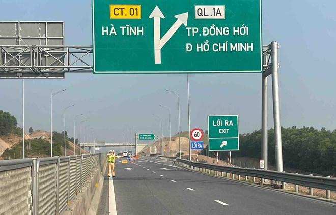 Cao tốc Vũng Áng - Cam Lộ tạm đóng từng đoạn để lắp giá long môn