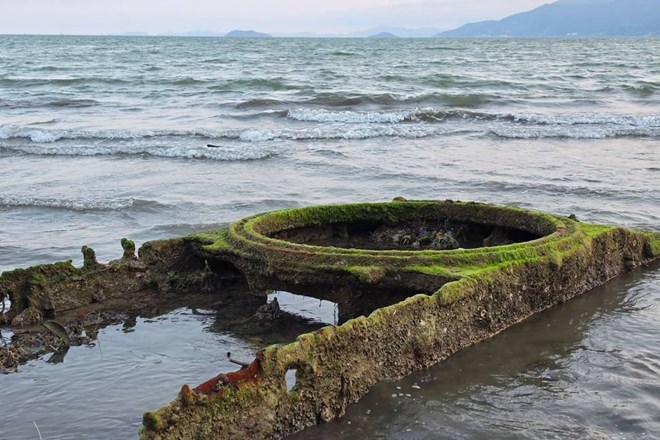 Trục vớt xác xe tăng thời chiến trồi lên bãi biển Quy Nhơn