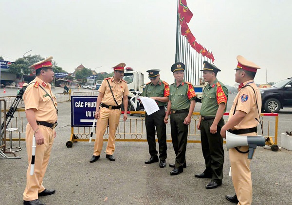 Công an tỉnh kiểm tra điều lệnh cán bộ, chiến sĩ làm nhiệm vụ. Ảnh: Công an tỉnh Phú Thọ