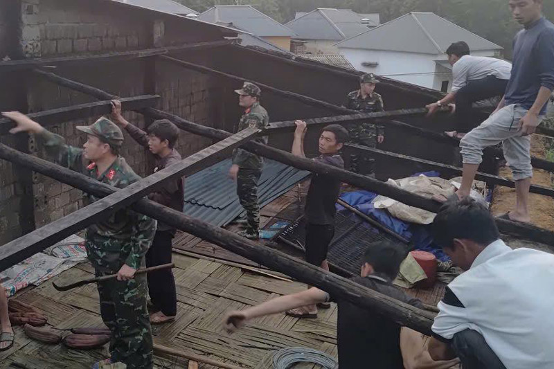 Xã Mường Hum, tỉnh Lào Cai tập trung giúp dân khắc phục thiệt hại do dông lốc. Ảnh: ĐVCC