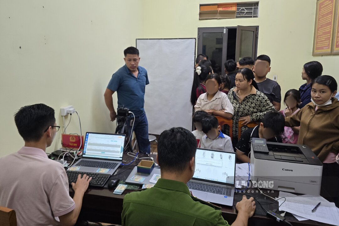 Người dân kiên nhẫn chờ đợi đến lượt. Ảnh: Tô Công