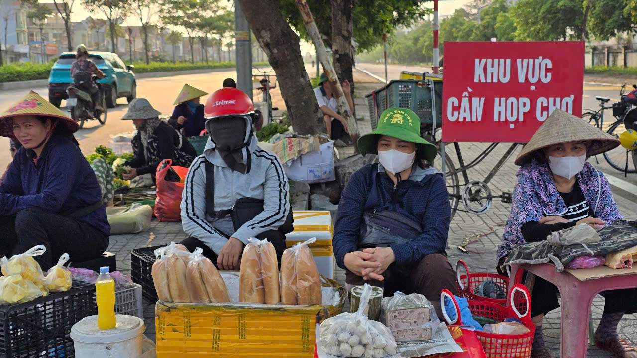 Bất chấp biển cấm họp chợ, người dân vẫn vô tư bày bán hàng ngay trước cổng Khu công nghiệp Gián Khẩu. Ảnh: Diệu Anh