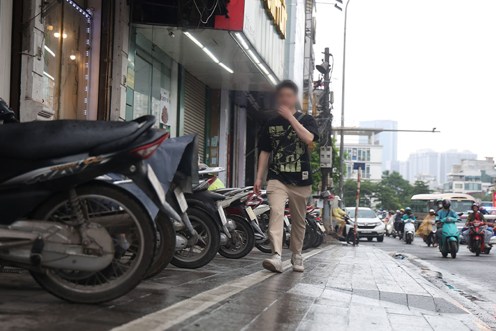 Vỉa hè phố Xã Đàn thông thoáng, tạo thuận lợi cho người đi bộ di chuyển. Ảnh: Dương Anh