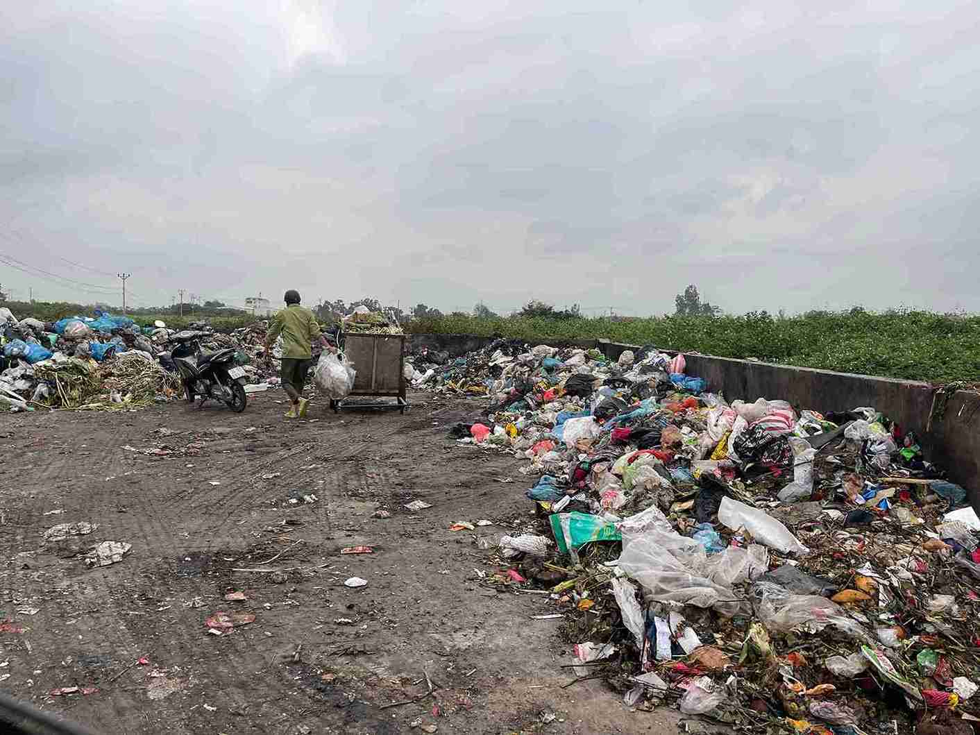 Người dân phản ánh tình trạng đốt rác gây khói bụi, ô nhiễm không khí.