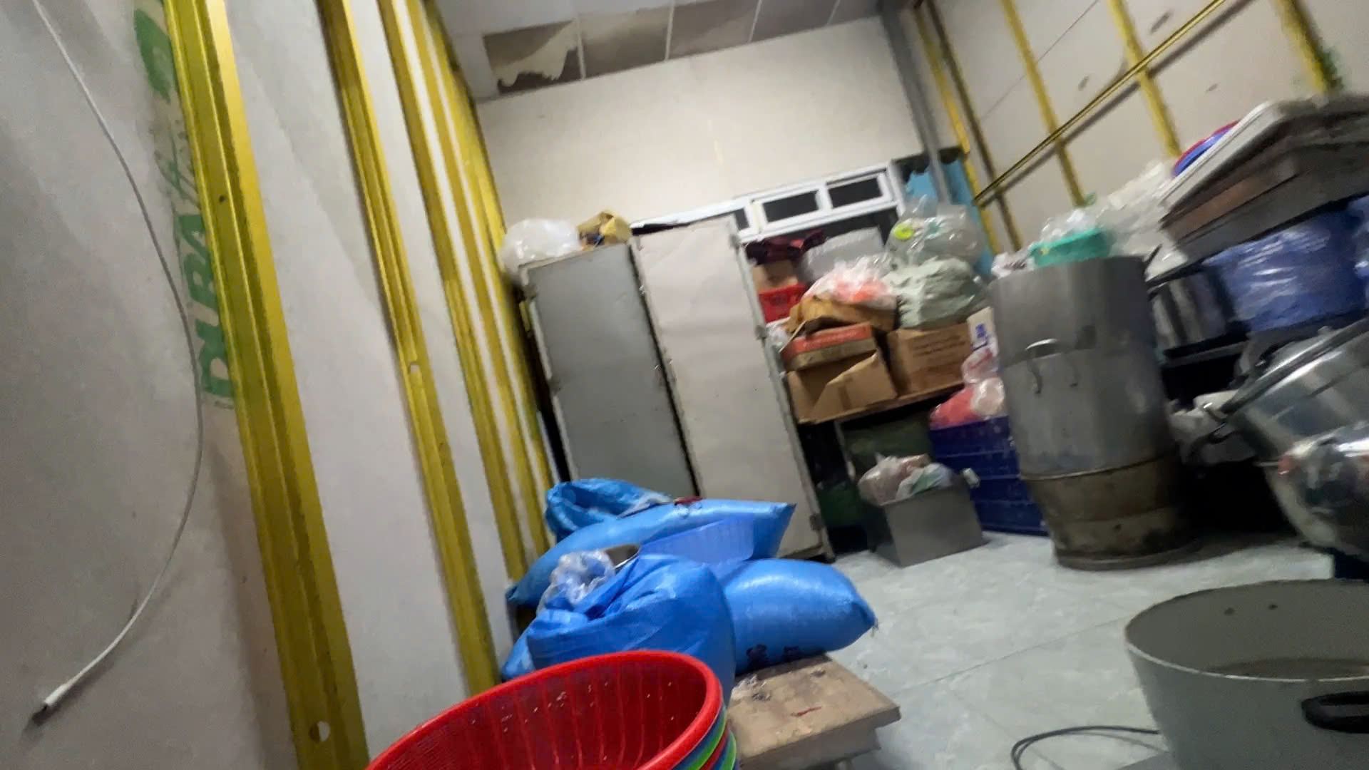 Đùi gà lõng bõng ngâm trong chậu nước, chân giò đông lạnh, chảo dầu chuyển màu nâu sẫm