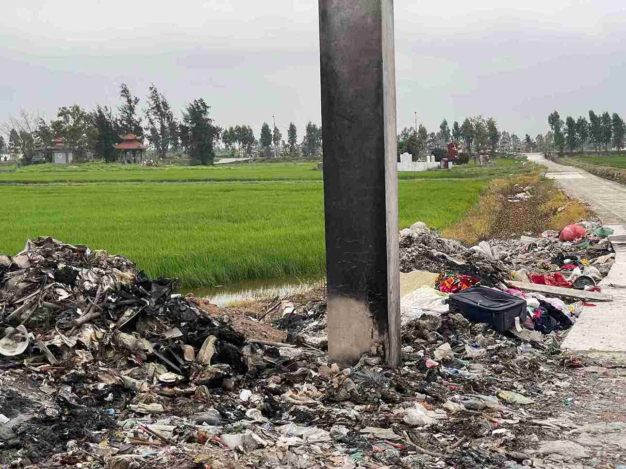 Dấu vết cháy đen còn lại tại bãi rác thôn La Tỉnh Nam sau các lần đốt rác tự phát. Ảnh: Mai Hương