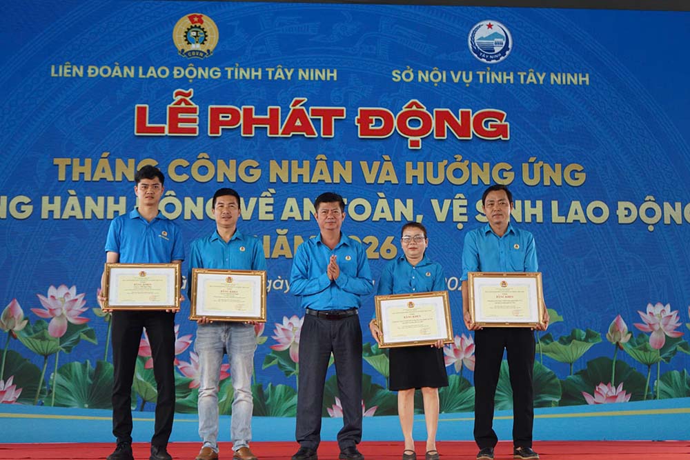 Trao bằng khen của Tổng Liên đoàn Lao động Việt Nam cho các cá nhân và tập thể xuất sắc. Ảnh: Thái Bảo