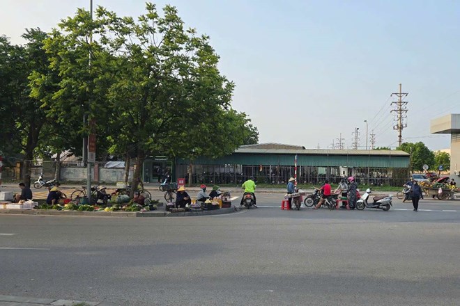 Chợ cóc bủa vây khu công nghiệp, nguy cơ tai nạn giao thông rình rập