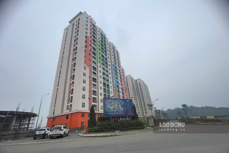 Một dự án nhà ở xã hội ở phường Lào Cai, tỉnh Lào Cai đang hoàn thiện xây dựng - khu vực có rất đông công nhân, người lao động. Ảnh: Đinh Đại
