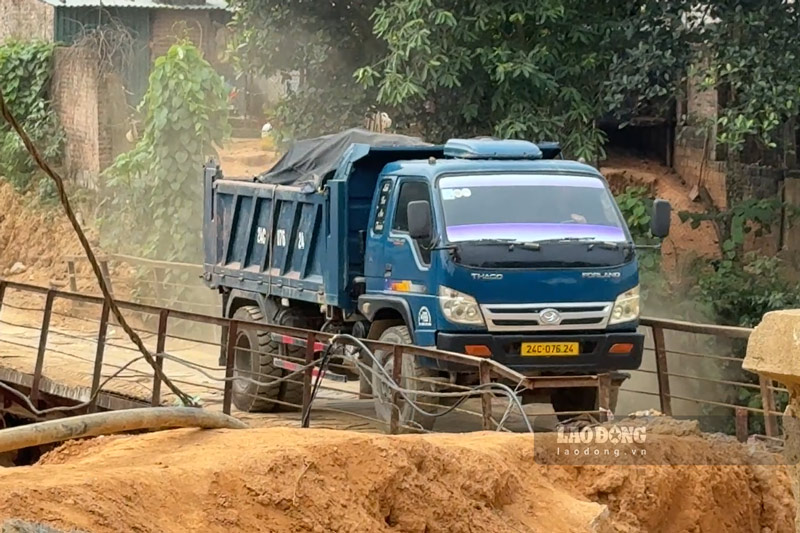 Việc vận chuyển nông sản và vật liệu xây dựng của người dân gặp nhiều bất tiện vì cầu thi công ì ạch. Ảnh: Đinh Đại
