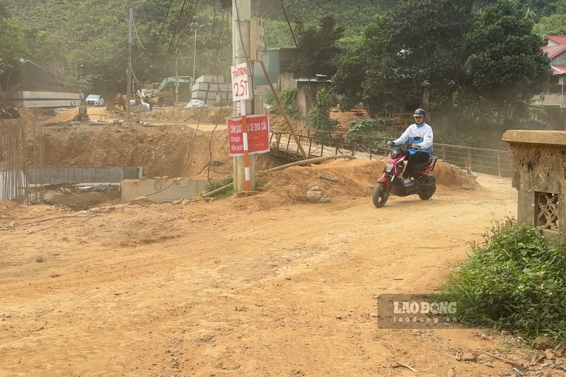 Người dân mong cầu sớm hoàn thành để tuyến đường độc đạo được thông tuyến. Ảnh: Đinh Đại