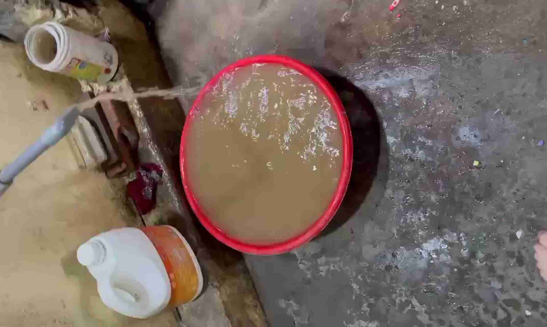 Nước bơm lên téc tại gia đình anh Trọng có màu đục ngầu, lẫn nhiều bùn cát.