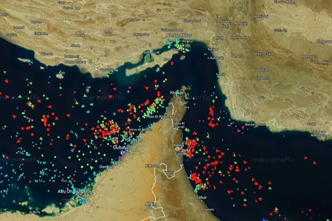 Tổng đài 18 người ứng trực cứu tàu ở eo biển Hormuz
