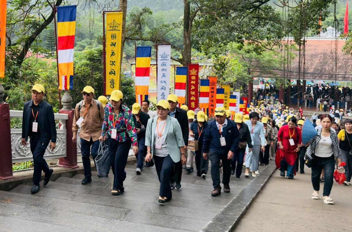 Đại diện các cơ quan ngoại giao, các tổ chức hữu nghị, Đại sứ, Trưởng đoàn ngoại giao tại Việt Nam cùng đại diện doanh nghiệp lữ hành và các cơ quan, đơn vị của thành phố tham quan di tích chùa Hương. Ảnh: Ban tổ chức