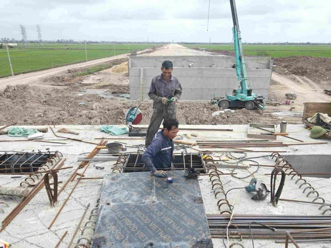 Công nhân thi công xuyên lễ trên các công trình giao thông trọng điểm