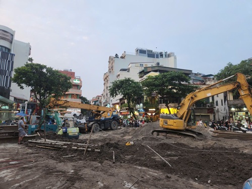 Thi công bể chứa nước trước cửa chợ Hàng Da. Ảnh Minh Hạnh