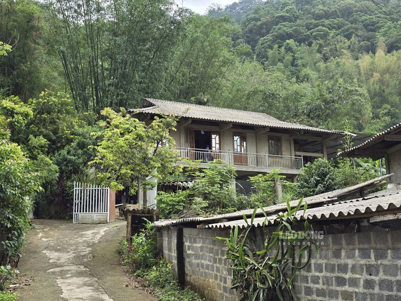 Ngôi nhà mà đại gia đình ông Khiên, bà Ương và các con sum vầy. Ảnh: Tân Văn