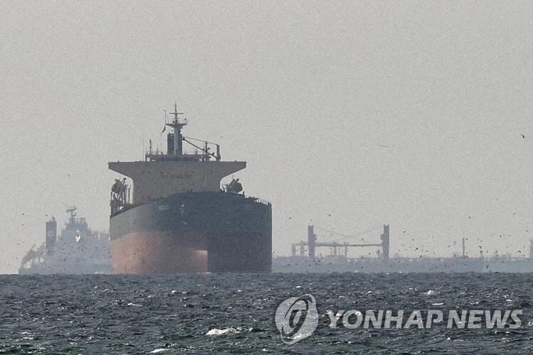Tàu hàng Hàn Quốc phát nổ ở eo biển Hormuz, chưa ghi nhận thương vong - ảnh 1