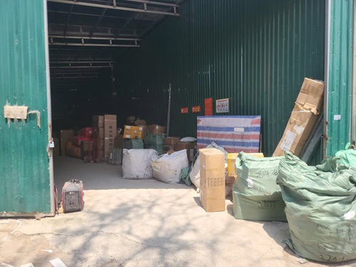 Mặc dù bị cắt điện nhưng nhiều kho hàng vẫn đang hoạt động tại khu nhà vi phạm. Ảnh: Minh Hạnh