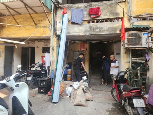 Do nhà xây từ 30-40 năm nên đã xuống cấp nên các hộ dân đều phải sửa chữa để ở. Ảnh: Minh Hạnh