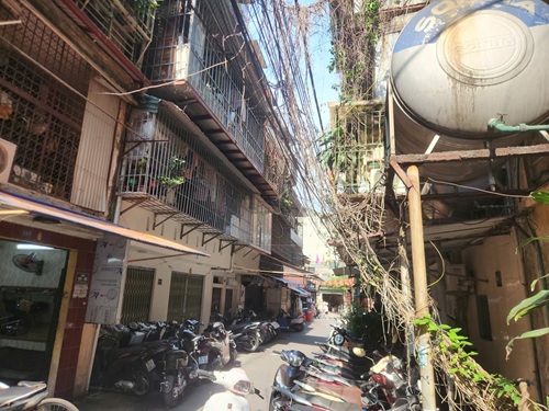 Chung cư xuống cấp, không gian chung bị chiếm dụng. Ảnh: Minh Hạnh