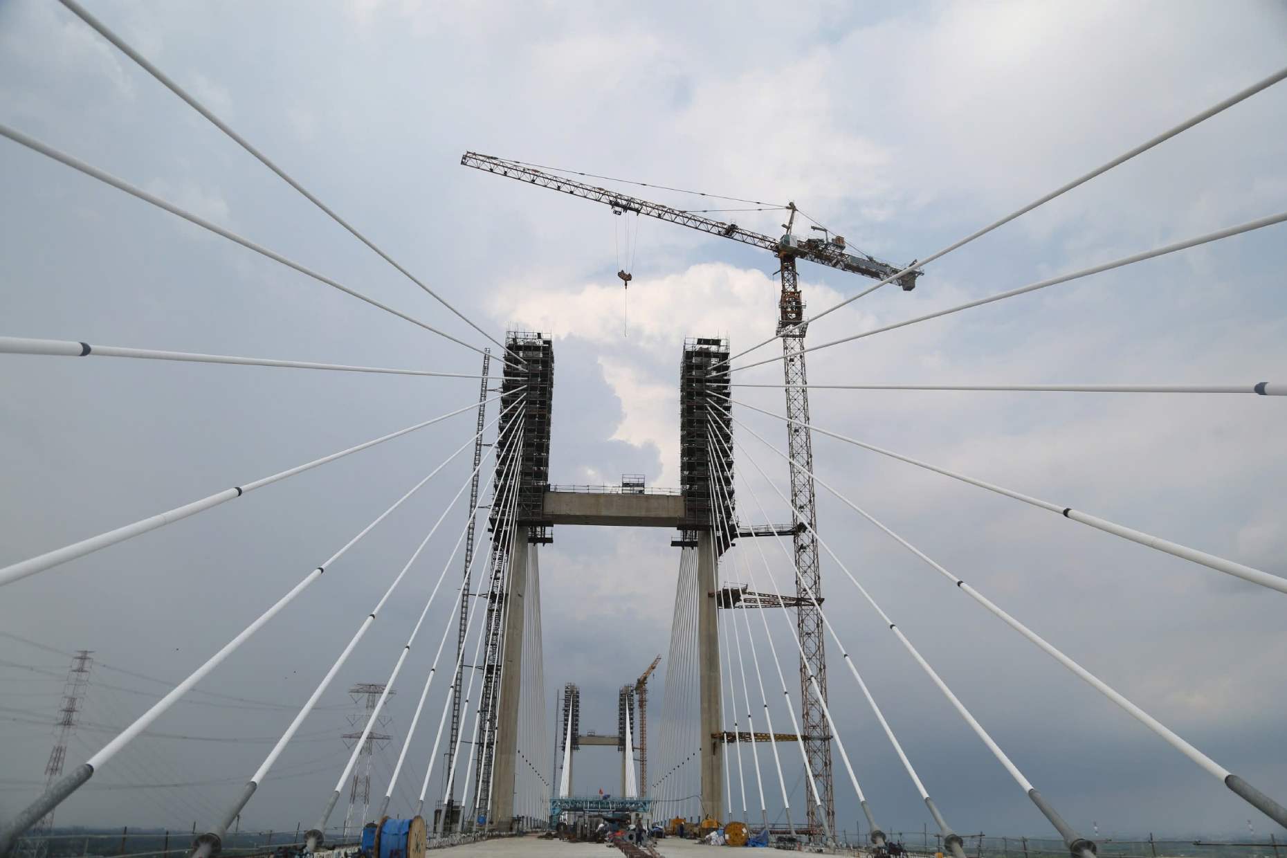 Nhịp chính của cầu có tổng cộng 48 dây văng, hiện các đơn vị thi công đã hoàn thành căng kéo phần lớn khối lượng kết cấu dây. Ảnh: Thái Bảo