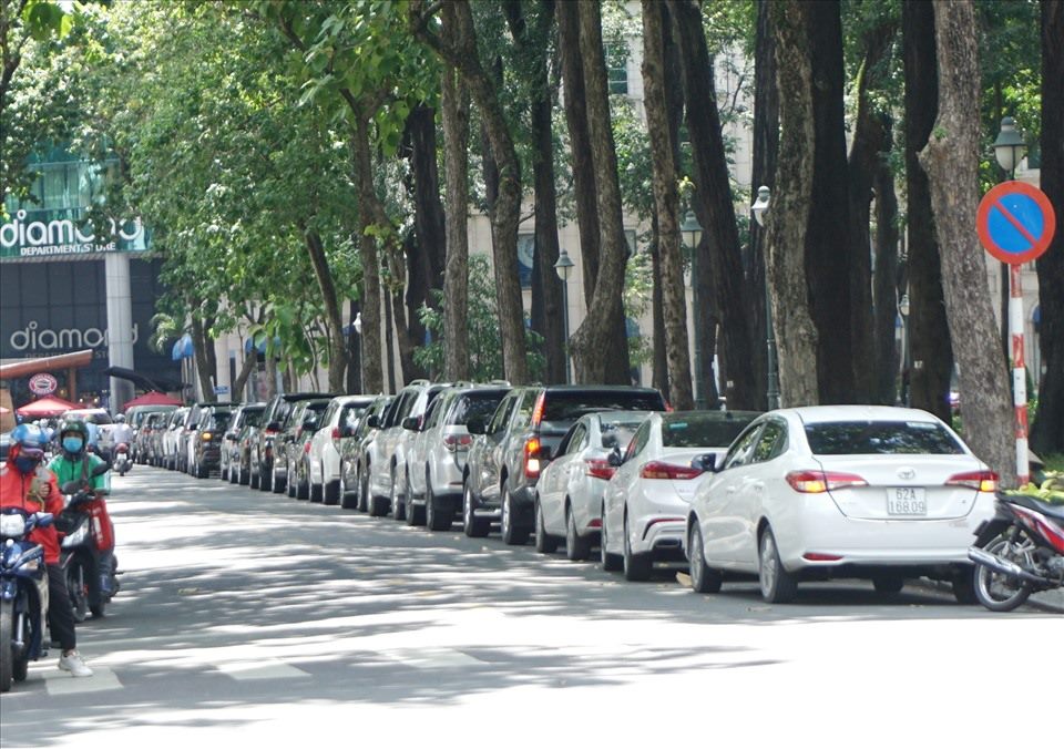 Ôtô đậu hàng dài trên đường Alexandre de Rhodes bất chấp biển cấm. Ảnh: Minh Quân