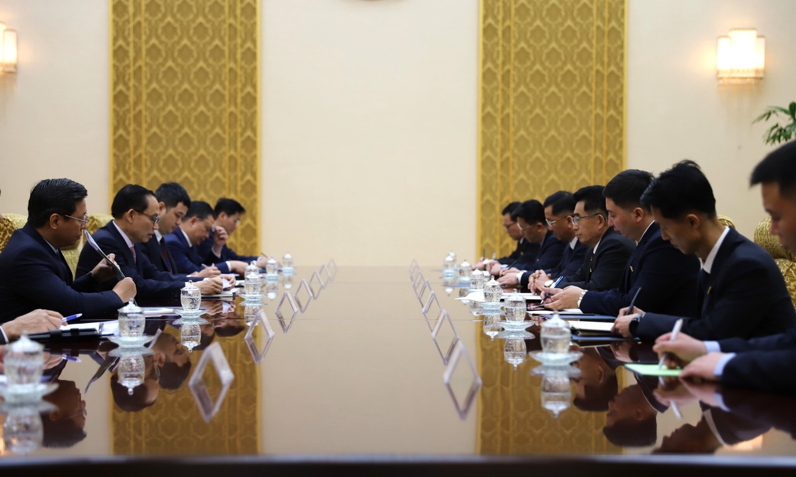 lam-viec-voi-truong-ban-quoc-te-dang-lao-dong-trieu-tien-2-.jpg
