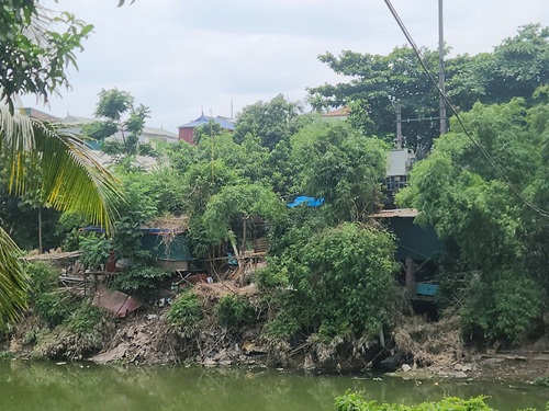 Hàng trăm công trình vi phạm hành lang sông Nhuệ. Ảnh: Minh Hạnh